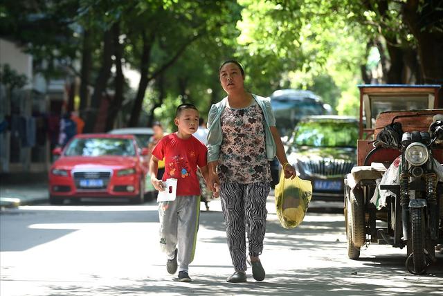 科普问答:小孩跟陌生老人出小区，路人及时喊住——一场惊魂未定的救赎