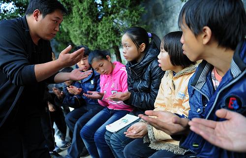 精准落实:上台指责学校被带离的学生正居家学习