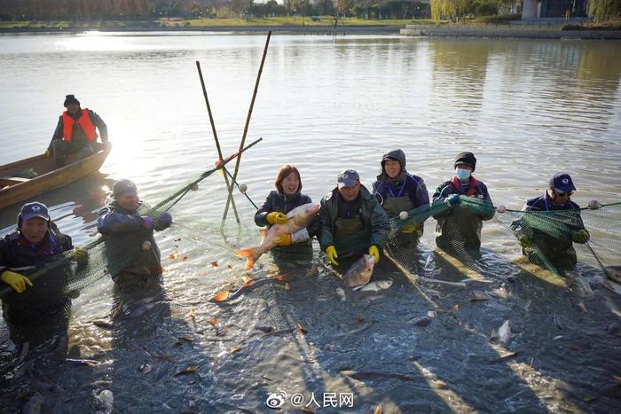 精选解释:高校连续十年组织师生共赴湖畔捞鱼，传统与教育的完美结合