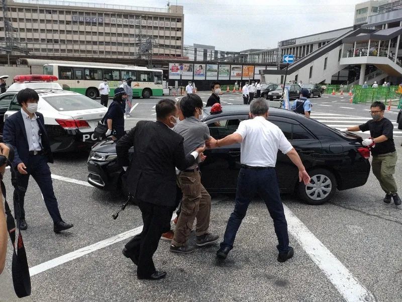 日本首相车祸事件，回家扫墓途中遭遇警车追尾