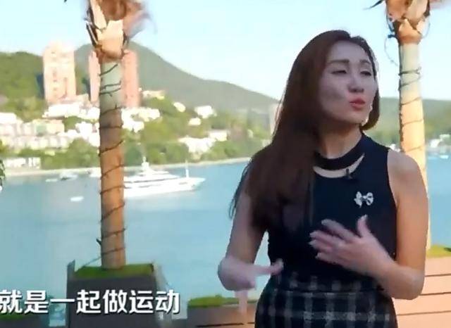 何超盈带女儿参加升旗礼，传承爱国情感与家庭责任