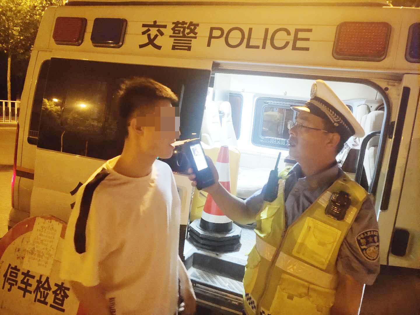 男子酒驾被抓惊现老同学交警