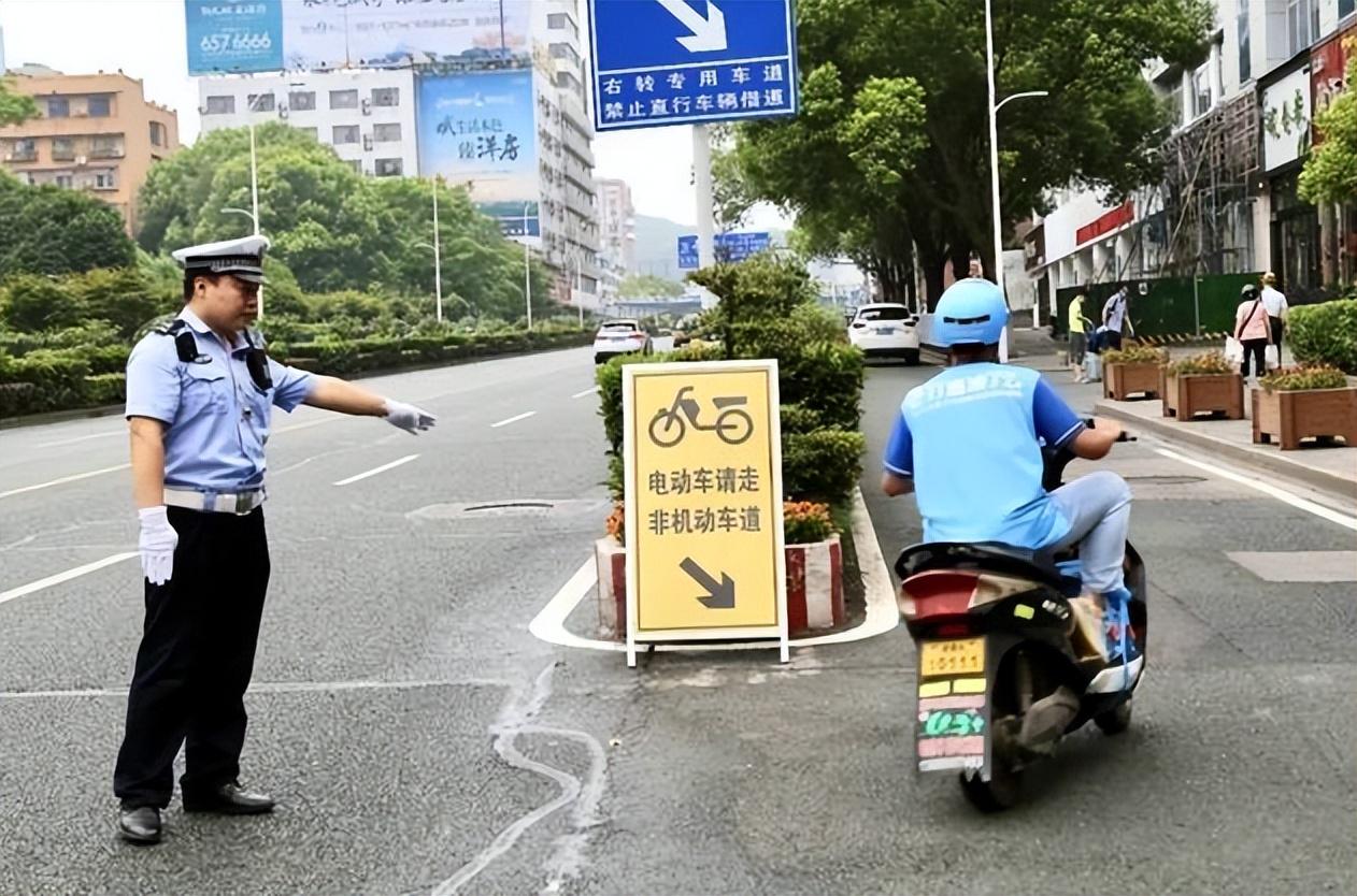 交警回应健走团过桥占用机动车道，安全优先，秩序至上