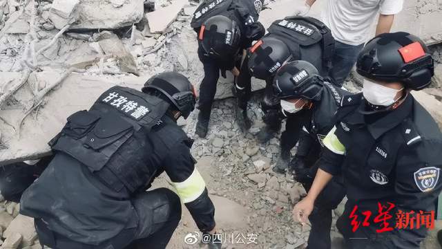 震区辅警挖到儿女生前衣物跪地痛哭，灾难之下的人性光辉