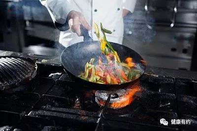 健康烹饪，别等油冒烟了再炒菜